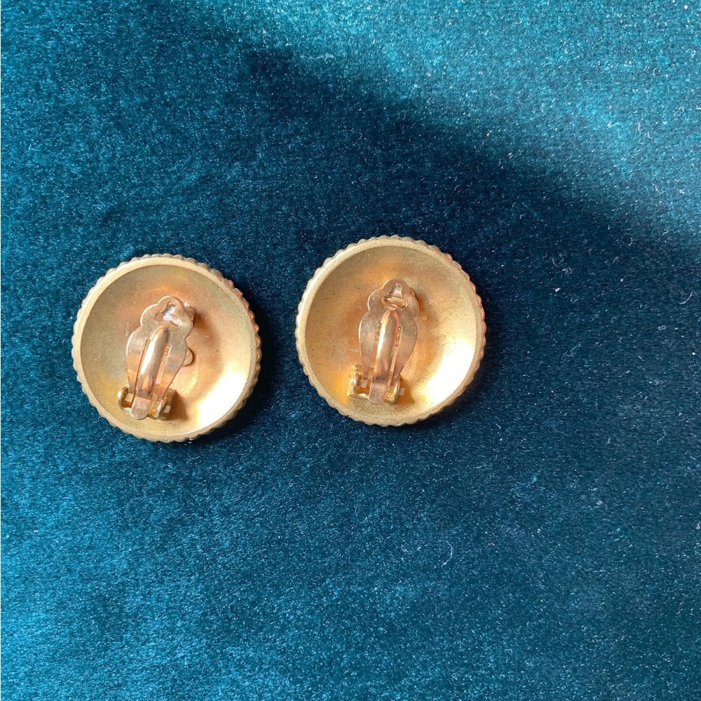 Vintage COCO Chanel Gold Stamped 94P Round Clip Earrings - Picture 3 of 5